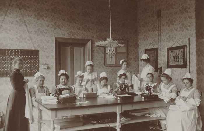 Leerlingen achter de naaimachine bij de Amsterdamsche Huishoudschool (1902-1904). Foto: Stadsarchief Amsterdam / F. Hisgen